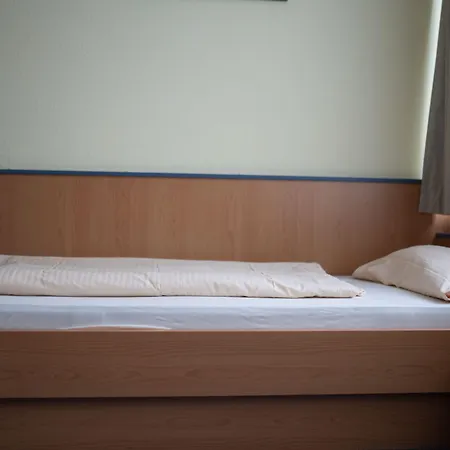 Radlstadl - Brauhaus Und ホテル